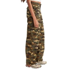 Levi's 94 Baggy Camo Print Cargo Pants in Green Size 29